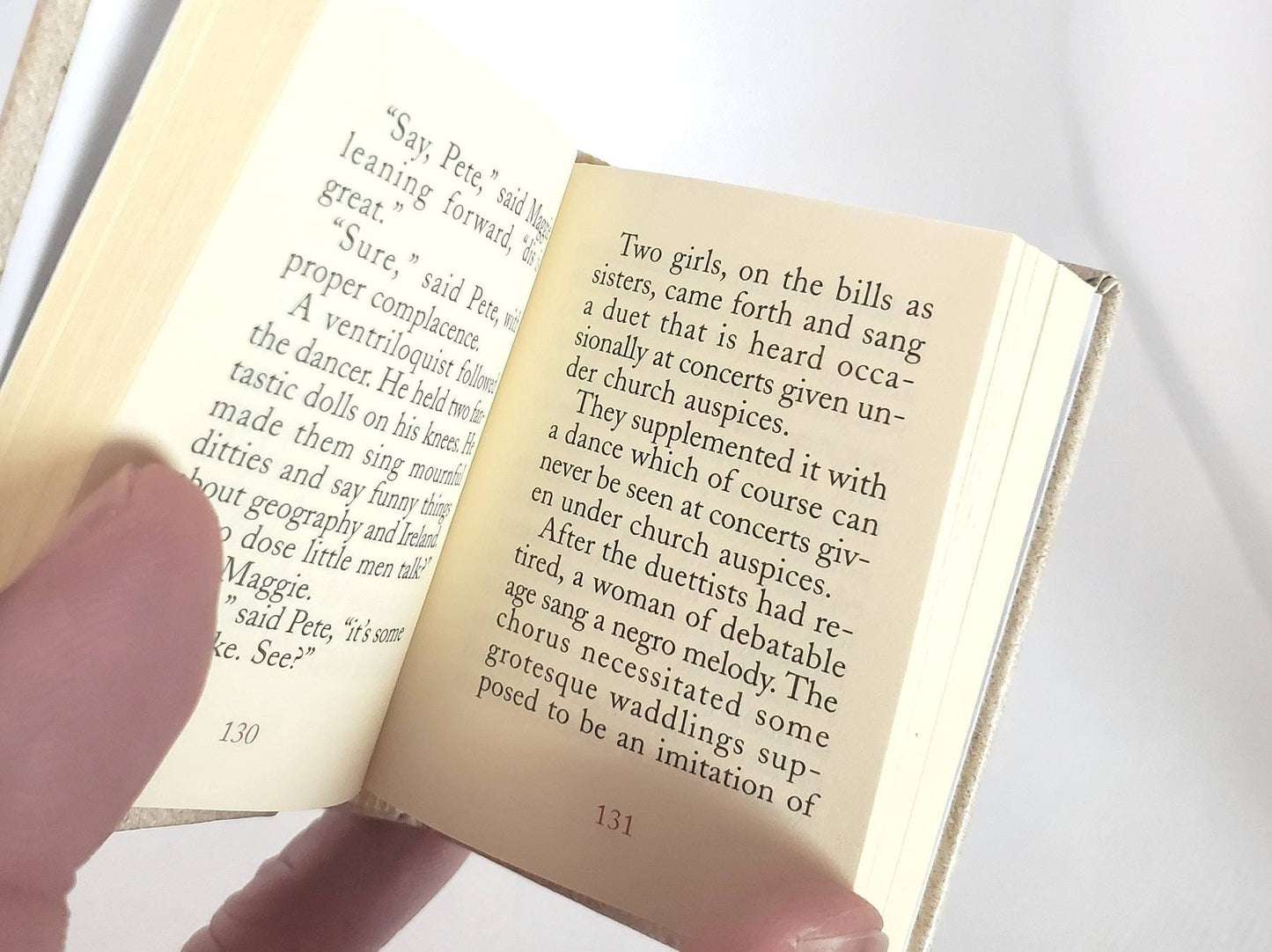 Maggie - A Girl of The Streets by Stephen Crane Miniature Book English Text