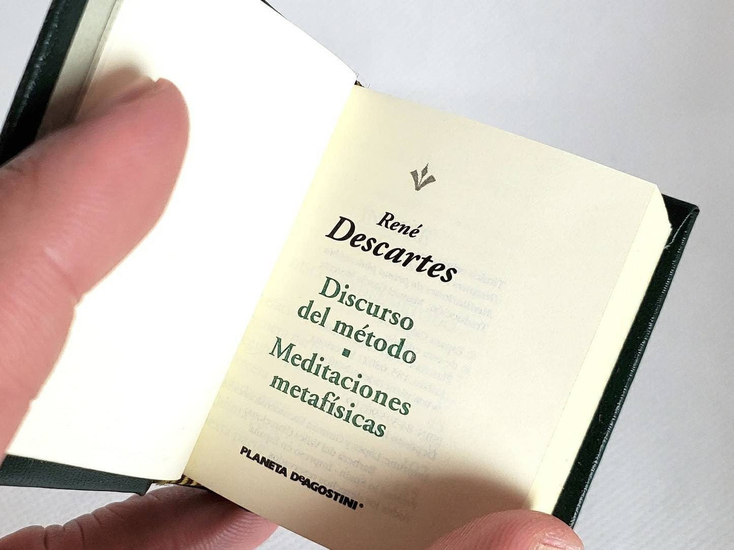 Discurso del Método | Meditaciones Metafísicas by René Descartes (Discourse on the Method) Spanish Language Miniature Book