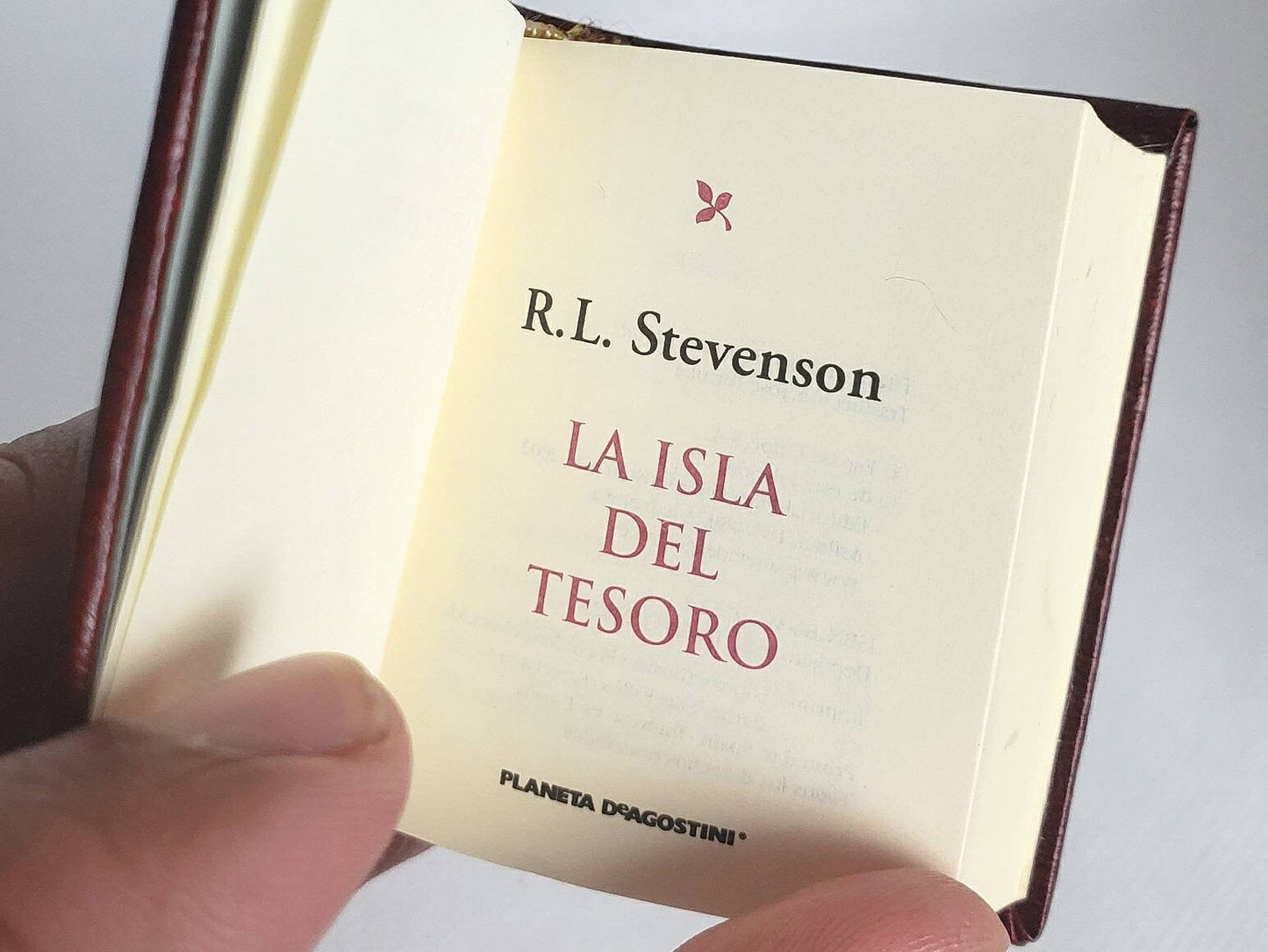 La Isla Del Tesoro (Treasure Island) by Robert Louis Stevenson Spanish Language Miniature Book