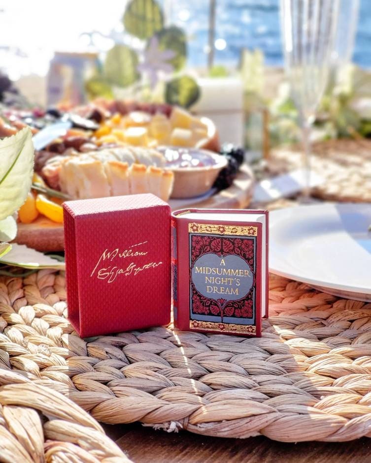 A Midsummer Night's Dream by William Shakespeare Miniature Book