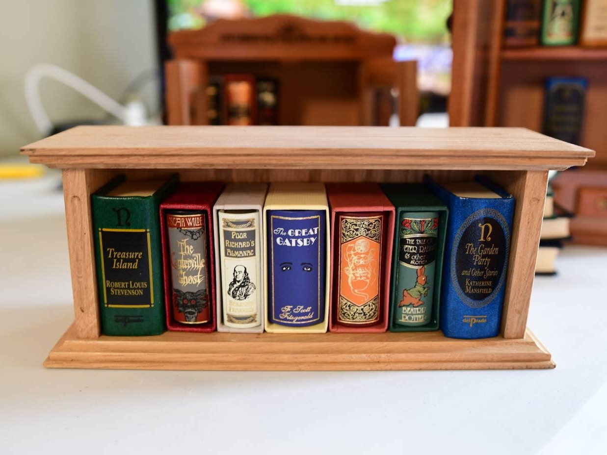 Small Wooden Collector's Bookshelf (Fits 7-8 Minibooks)