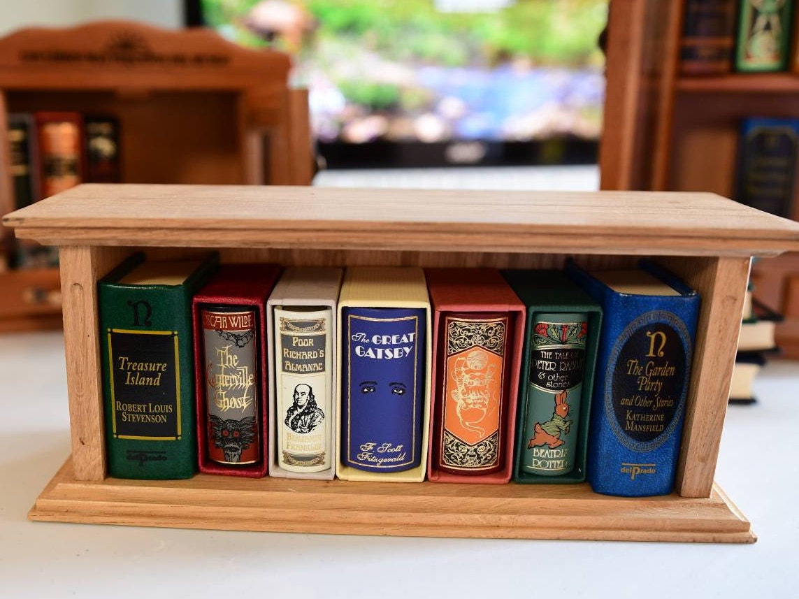 Small Wooden Collector's Bookshelf (Fits 7-8 Minibooks)